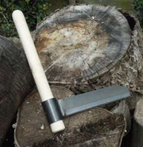 froe This is a precision wood splitting tool, used with a wooden mallet. The blade is precision machined from good quality steel and the handle is polished hardwood. The froe is supplied with a fitted leather sheath and a tin of wax polish for maintaining the leather and handle.