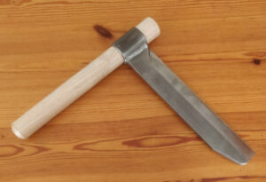 froe and handle This is a precision wood splitting tool, used with a wooden mallet. The blade is precision machined from good quality steel and the handle is polished hardwood.