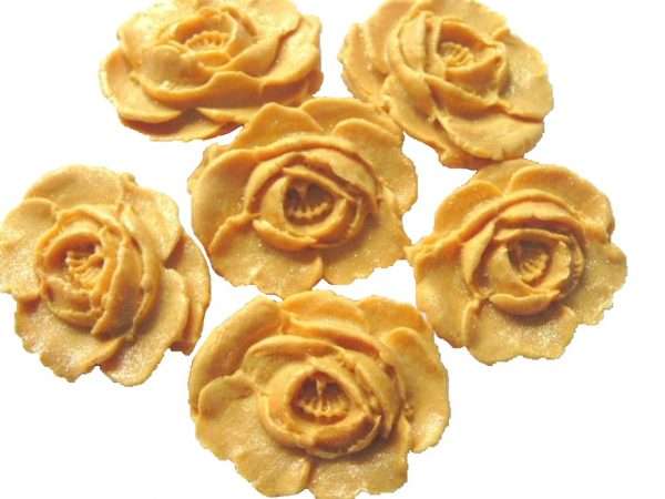 Inked6 large N gold rosesjpg LI We have here edible roses that you can use to decorate your cakes and cupcakes with. All are edible and glittered to add that extra sparkle. We have a large selection of colours for you to choose from that will be sure to please all your guests. These are ideal for any occasion and celebration bakes. Approx Size: 4 cm wide