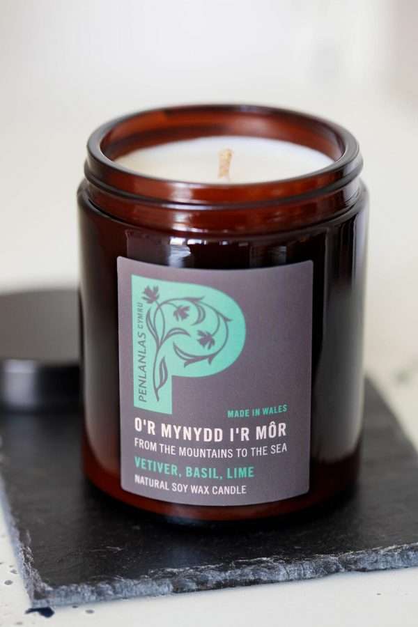 Penlanlas candle no lid F O’r Mynydd I’r Mor brings the fresh wild air of our uniquely beautiful Welsh landscape into your home. A handcrafted blend of 13 pure essential oils - including vetiver, lime and basil - its fragrance notes evoke both the exhilaration and the tranquility of our mountains, green forests, wild flower meadows and magnificent Cardigan Bay coastline. 100% natural soy wax, handmade in Wales. Approximately 20-25 burning hours.