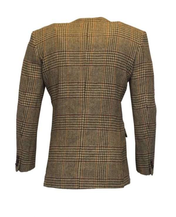 dessert tan blazer back These world famous Harris Tweed jackets, are superbly tailored, hard wearing and warm. When purchasing one of these jackets you are guaranteed exceptional quality. By law Harris Tweed must come from the Outer Hebrides, and be hand woven from local wool. Supplied by Harris Tweed Scotland from 100% pure virgin wool, dyed, spun and finished in the Western Isles of Scotland. Hand-woven by crofters in their own homes on the islands of Lewis, Harris, Uist and Barra. They are single breasted with two leather button fastening, and can be worn as a casual jacket or with a shirt and tie. Other specifications include side vents, two front pockets with flaps, Four interior pockets, three button leather cuff and Fully lined. Spare Button Leather buttons included. Dress with matching waistcoat for an extremely stylish look perfect for weddings and the races. All our tweeds are stamped with the authentic, official gold crossed orb mark of the Harris Tweed Authority.
