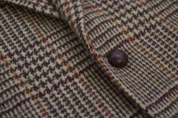 dessert tan blazer button These world famous Harris Tweed jackets, are superbly tailored, hard wearing and warm. When purchasing one of these jackets you are guaranteed exceptional quality. By law Harris Tweed must come from the Outer Hebrides, and be hand woven from local wool. Supplied by Harris Tweed Scotland from 100% pure virgin wool, dyed, spun and finished in the Western Isles of Scotland. Hand-woven by crofters in their own homes on the islands of Lewis, Harris, Uist and Barra. They are single breasted with two leather button fastening, and can be worn as a casual jacket or with a shirt and tie. Other specifications include side vents, two front pockets with flaps, Four interior pockets, three button leather cuff and Fully lined. Spare Button Leather buttons included. Dress with matching waistcoat for an extremely stylish look perfect for weddings and the races. All our tweeds are stamped with the authentic, official gold crossed orb mark of the Harris Tweed Authority.