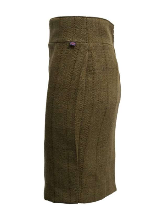 light skirt side scaled 1 Our simple but stylish Tweed Winslow Skirt is great for any purpose. Smart knee length skirt can be used for everyday wear around the town or heading out to any event Our Winslow skirt is made from the 60% Wool, 25% Polyester 11% Acrylic and 4% composed of other fibres, the tweed has been treated with Teflon which acts as a fabric protector, making this product long-lasting protection against oil- and water-based stains, dust and dry soil. Other features include 8 inch heavy duty concealed zip, fully lined, 5inch back vent opening and moleskin waistband Length of skirt measures below Size 8/10; 59cm Sizes 12/14; 60cm Sizes 16/18; 61cm Produced to the highest standards by a manufacturer of top-quality English country wear and derby clothing. Please check our size guide against your hat you would like to purchase.