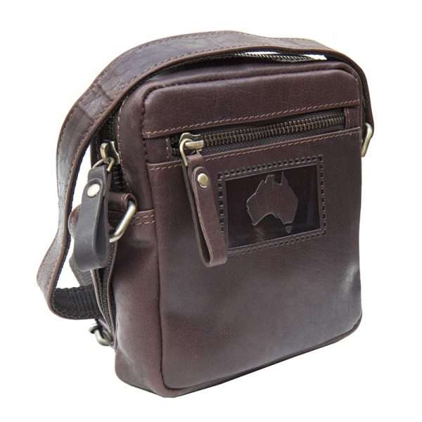 9010w Coming in gorgeous dark brown and made from the highest quality oiled leather, this small bag is the perfect mix of rustic style and functionality