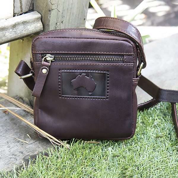 9101w w4 Coming in gorgeous dark brown and made from the highest quality oiled leather, this small bag is the perfect mix of rustic style and functionality