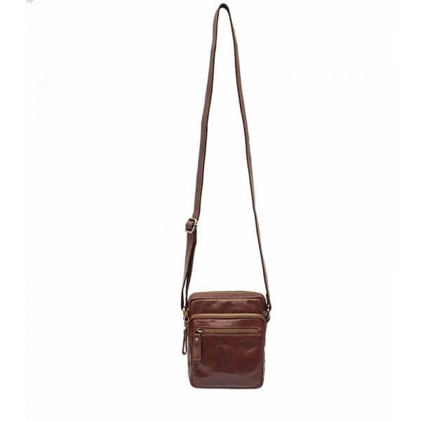gl10 brn js In this age of the crossbody bag, nothing screams stylish and modern like this petite creation by Wombat. Designed following minimalist principles, this bag is quite simple but remains as trendy as they come