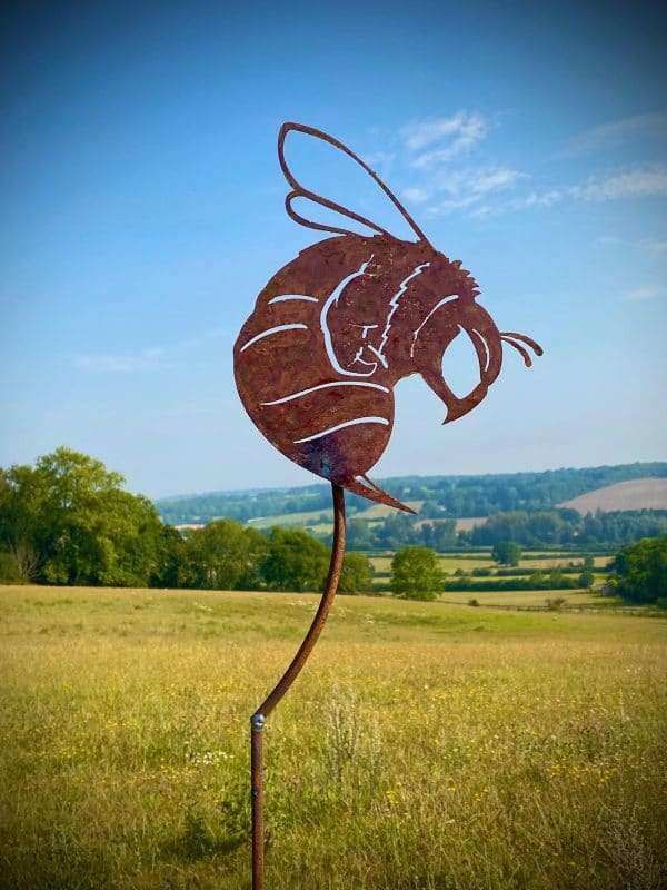 WELCOME TO THE RUSTIC GARDEN ART SHOP Here we have one of our. Medium Exterior Rustic Metal Wasp Bee Sting Buzz Garden Stake Yard Art Lawn / Flower Bed / Vegetable Patch Sculpture Gift Sizes & Measurements: 62cm x 44cm
(excluding stake) *PLEASE NOTE ALL STAKES ARE HAND BENT SO NO TWO WILL BE THE SAME - APPROX 70CM* Made From 2mm Mild Steel.
