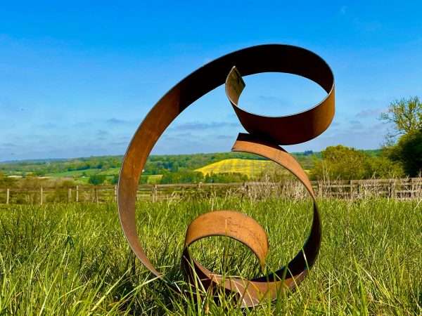 WELCOME TO THE RUSTIC GARDEN ART SHOP Here we have one of our. Exterior Rustic Abstract Ribbon Ring Rusty Metal Garden Stake Yard Art Lawn Centre Piece Flower Bed Sculpture Gift Sizes & Measurements:
60cm x 48cm x 25cm Material: 9cm width x 3mm thick Made From 3mm Mild Steel.
