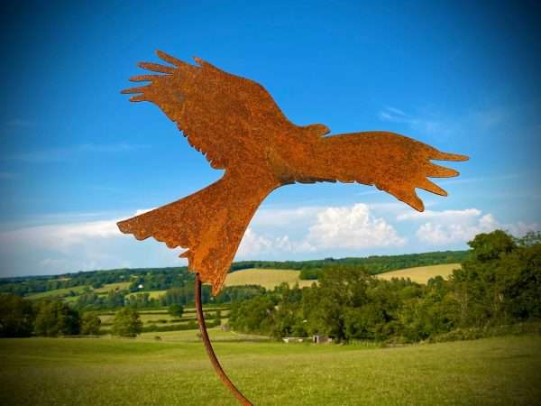 WELCOME TO THE RUSTIC GARDEN ART SHOP Here we have one of our. Large Exterior Single Rustic Metal Red Kite Bird Of Prey Garden Stake Yard Art Lawn / Flower Bed / Vegetable Patch Sculpture Gift Sizes & Measurements:
Kite:50cm x 77cm (excluding stake) ** PLEASE NOTE ALL STAKES ARE HAND BENT SO ARE NOT ALL THE SAME - APPROX 90CM** Made From 4mm Mild Steel.