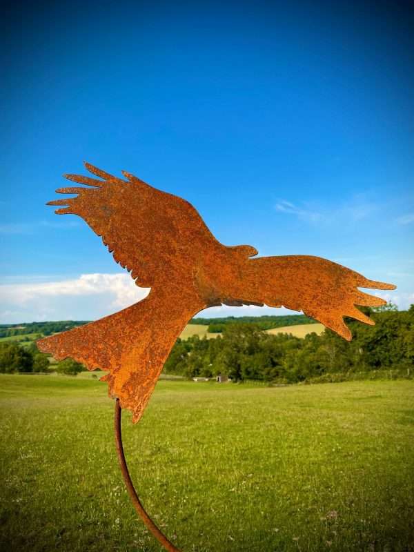 WELCOME TO THE RUSTIC GARDEN ART SHOP Here we have one of our. Large Exterior Single Rustic Metal Red Kite Bird Of Prey Garden Stake Yard Art Lawn / Flower Bed / Vegetable Patch Sculpture Gift Sizes & Measurements:
Kite:50cm x 77cm (excluding stake) ** PLEASE NOTE ALL STAKES ARE HAND BENT SO ARE NOT ALL THE SAME - APPROX 90CM** Made From 4mm Mild Steel.