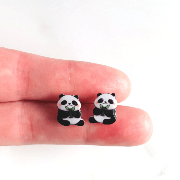 size reference of sitting panda earrings