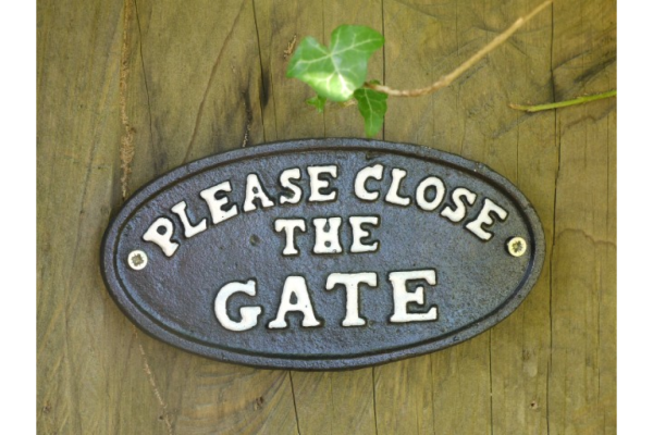 Cast Iron Metal Please Close the Gate Sign Plaque from HPNK Limited Our Cast Iron Please Close the Gate Sign is more than just a polite request to visitors; it's an embodiment of classic British charm. Made from high-quality cast iron, this sign is designed to withstand the harshest weather conditions without losing its lustre or readability. Whether it's rain, snow, or sunshine, our sign remains steadfast and clear in its message.